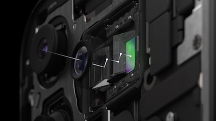 La conception en tétraprisme d'Apple crée plus de distance entre l'ouverture de l'objectif et le capteur. Cela permet d'augmenter la distance focale 