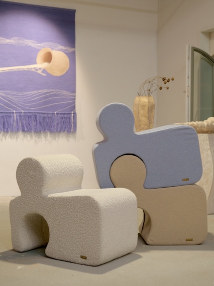 Pour s'asseoir, s'allonger ou jouer : L'ensemble de tabourets «Konky» de Studio Donna