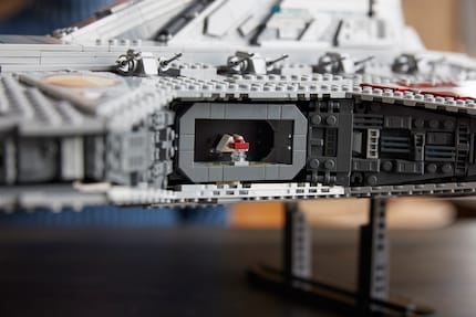Le hangar latéral du destroyer stellaire permet le décollage et l'atterrissage de vaisseaux plus petits.