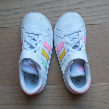 The tips of the shoes aren’t kissing, which means they’re the wrong way round.