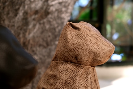 L'aspect cuir confère aux pièces en céramique de Dasol Lee une sensation tactile inattendue.