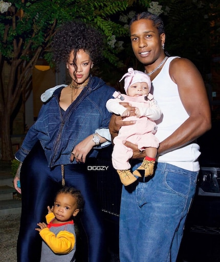 Première photo de famille sur la toile : Rihanna et A$AP Rocky avec leurs enfants RZA Athelston et Riot Rose.