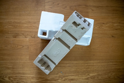 Le carton est considéré comme plus respectueux de l’environnement que le polystyrène.