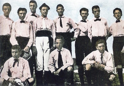 Fin du 19e siècle : dans le club de football fraîchement fondé de la Juventus de Turin, les hommes jouaient en « maillots » roses.