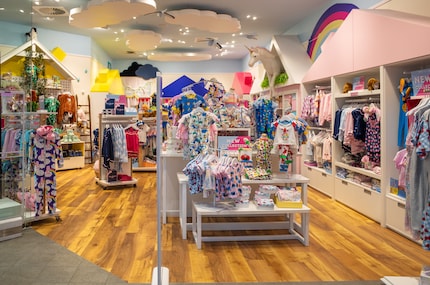 Rose, fuchsia et licornes : dans le magasin de vêtements, les filles comprennent rapidement à quel monde de couleurs et de thèmes elles appartiennent.