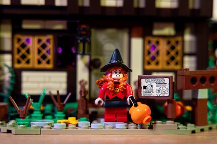 La petite sœur de Max, Dani, fait bonne figure dans son costume de sorcière d’Halloween.