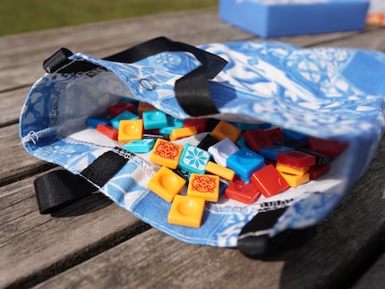 Le sac en tissu n'a pas de fermeture éclair, mais seulement un bouton-pression.