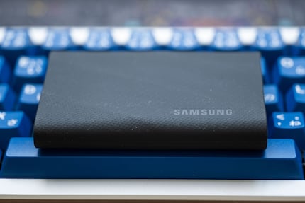Le Samsung T9 est recouvert de caoutchouc et se prend bien en main.