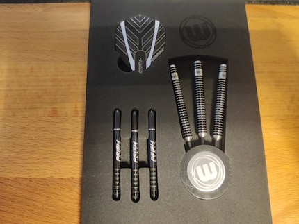 Les fléchettes Winmau sont livrées avec les fûts, les tiges Prism Force, les ailettes Prism Alpha et le support Point Guard.