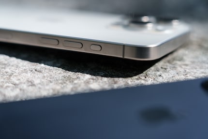 Le cadre en titane ressemble à de l’aluminium brossé, mais il est censé être plus robuste.