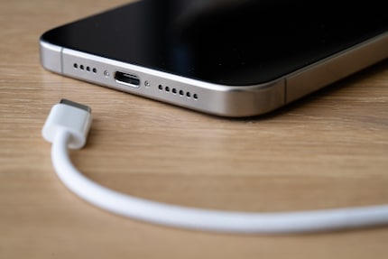 Le port USB-C de l’iPhone 15 Pro prend en charge l’USB 3.2 Gen 2 à 10 Gb/s.