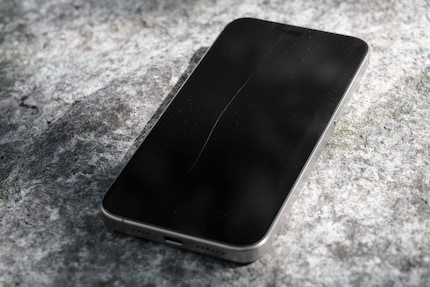 Comme dans un mauvais rêve : une profonde rayure sur l’écran du smartphone le plus cher d’Apple.