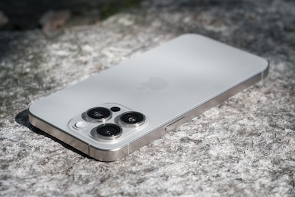 En soi, l’iPhone 15 Pro est un excellent smartphone. Cette année, l’avance sur le modèle non Pro est minime. Si vous n’avez pas besoin des quelques fonctions supplémentaires, vous pouvez vous épargner le surcoût.
