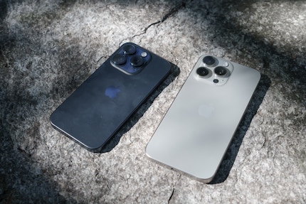 L’iPhone bleu nuit est sensible aux traces. Sur le modèle plus clair, les traces de doigts sont beaucoup moins visibles.