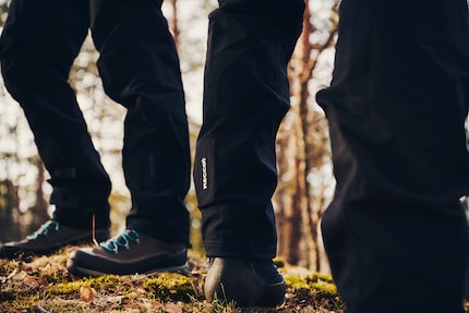 Les réflecteurs sont intégrés dans les vêtements comme les pantalons et les vestes.
