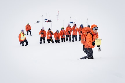 Le détecteur permet de retrouver les personnes qui n’ont pas d’appareil de recherche de victimes d’avalanche (DVA) sur elles, mais qui portent des vêtements équipés de réflecteurs Recco.