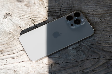 L'iPhone 15 Pro peut avoir très chaud - même sans être exposé au soleil comme ici.