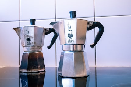 Right: the new Bialetti for six cups, used 2 to 3 times, left: the old Bialetti probably used about 2,000 to 3,000 times.