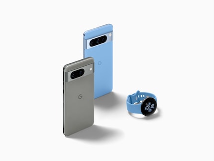 Le Pixel 8 en gris et le 8 Pro en bleu avec la Pixel Watch 2.