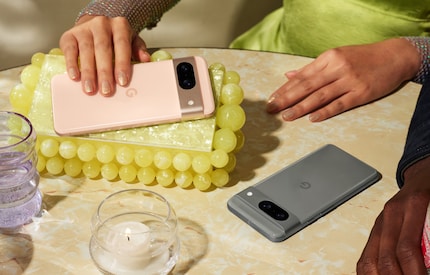 Le Google Pixel 8 est disponible en rose et en gris, entre autres.