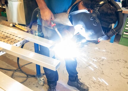 Moshe Hinojosa soude un profilé aluminium. 