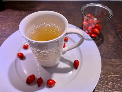 Although the homemade herbal tea is much lighter than the bought one, its rosehip flavour is more pronounced.