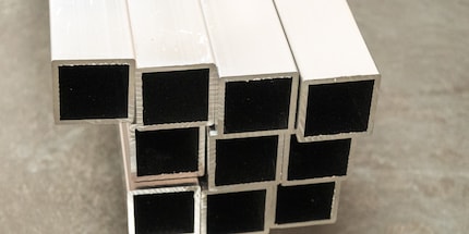 Les profilés aluminium sont prêts à être traités. 
