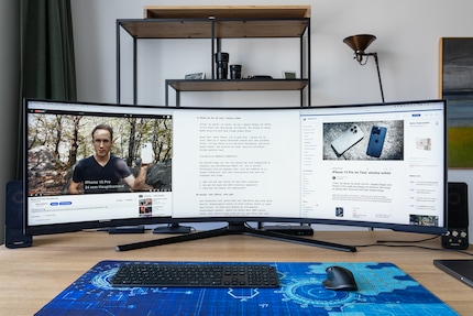 One advantage of 32:9 screens: I can position my main application centrally.