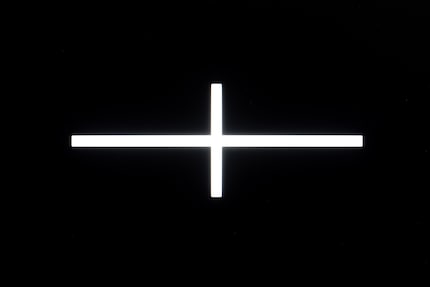 I can provoke slight blooming with a test pattern, but it remains practically invisible in everyday life. This photo shows a small section of the image area. The cross is about 15 cm wide in real life.
