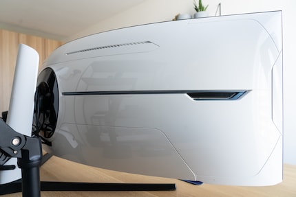 Glossy plastic is never appealing. Neither in cars nor on a monitor. Not even in white.