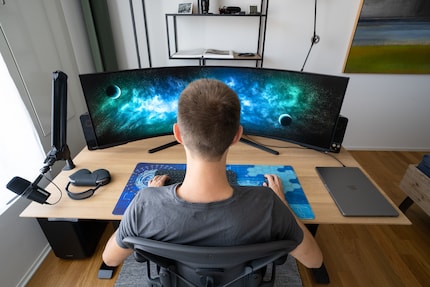 My desk measures 170 × 90 cm – a bit longer would be better.