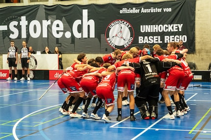 ... while the players of Unihockey Basel Regio celebrate their victory.