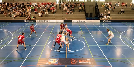 Kick-off at Pfaffenholz sports hall for the game between Floorball Basel Regio and GC Floorball.