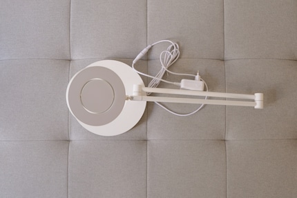 Cette lampe de bureau avec connexion WiFi pèse presque 5 kilos et est presque complètement fabriquée en métal.