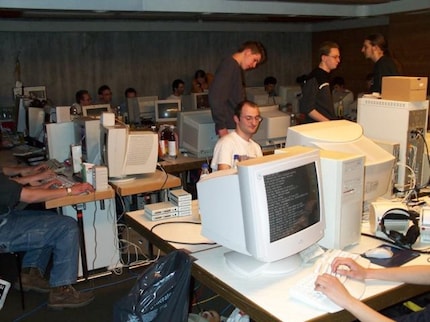 Beaucoup de beige, peu de RBG : aux débuts des LAN parties, les écrans à tube cathodique et les boîtiers encombrants dominent le paysage.
