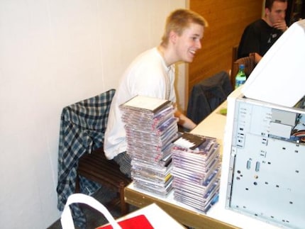 Autrefois, on emmenait des piles de CD et d’autres supports de données aux LAN parties.