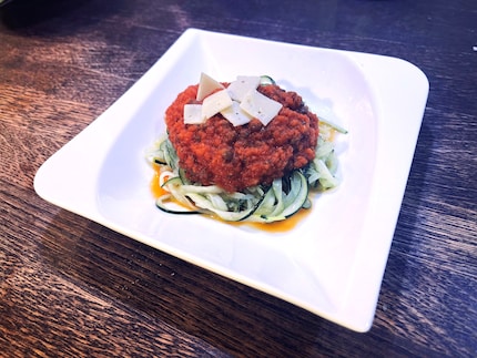 Saghetti de courgettes à la bolognaise de lentilles : sain, délicieux et rassasiant.