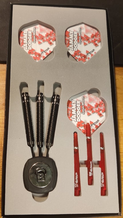 Les barres, les shafts et les fléchettes sont livrés dans une petite boîte avec un Pinpointer Bull's. 
