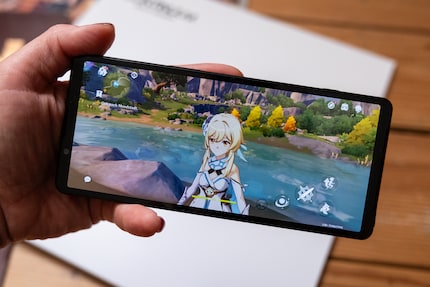 Le jeu mobile « Genshin Impact » fonctionne de manière fluide et la puissance graphique nécessaire ne pose aucun problème au Xperia 5 V.