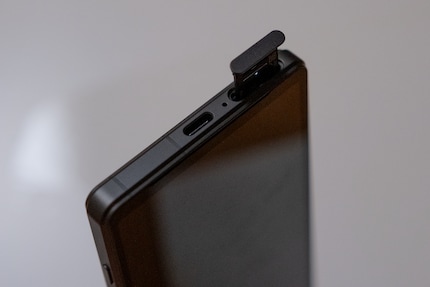 Tout comme le fleuron de la marque, le Xperia 5 V dispose d’un emplacement pour carte SIM/microSD qui s’ouvre à la main.