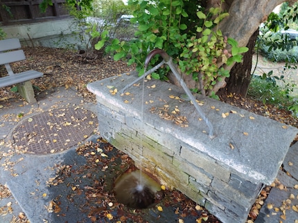 Cette fois, j’ai baissé la sensibilité ISO à 25 et choisi un temps d’exposition de 1/3 de seconde. L’eau donne l’impression de couler à flots.
