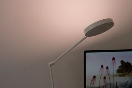 Sur un bureau ou une commode, la lampe « Sun@Home Office Light » a un look sobre et éclaire de manière harmonieuse.