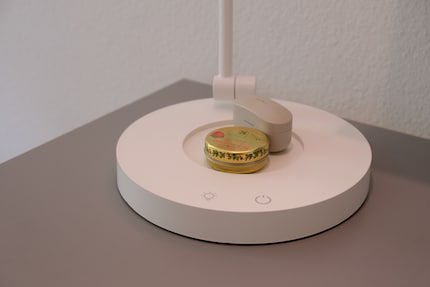 Sur le pied de la lampe, il y a de la place pour une boisson ou des écouteurs. Pratique !