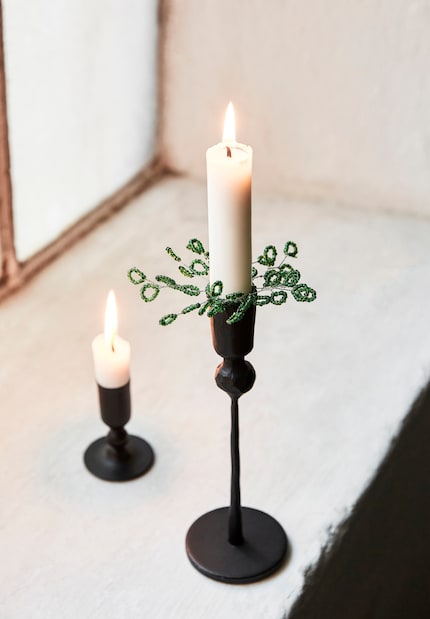 Dans cette couronne DIY, des perles vertes remplacent les feuilles de sapin.
