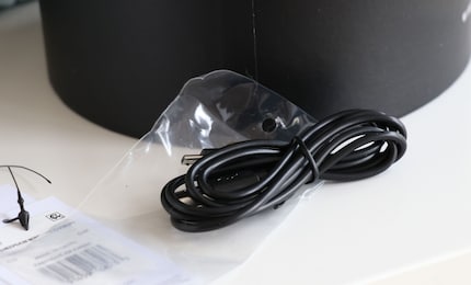 Un câble de recharge est inclus.