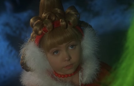 Cindy Lou Who (interprétée par Taylor Momsen) dans « Le Grinch » prouve, non sans classe, que cache-oreilles et jolies coiffures font bon ménage.