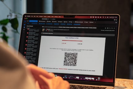 Ici, l’escroc tente d’exercer une pression. Le QR code doit conduire la victime vers une page web où elle peut ensuite saisir ses données. 