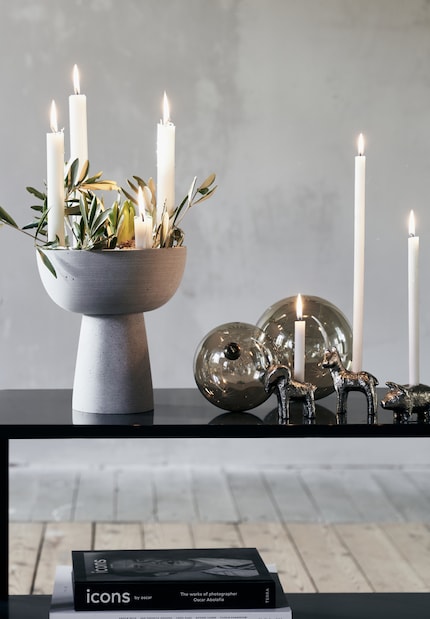 Une coupe au lieu d'une couronne : avec des brindilles, de la mousse ou des décorations de Noël, n'importe quelle coupe, même la plus simple, attire l'attention.