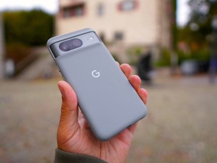 Le Pixel 8 tient parfaitement en main, très agréable à porter au quotidien. 