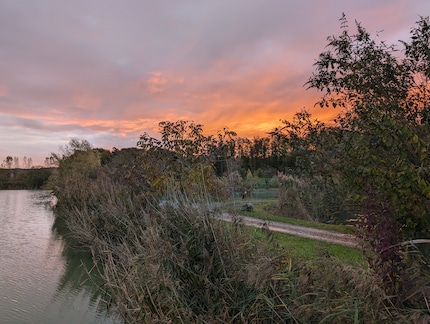 Le coucher du soleil dans toute sa splendeur et dans un large éventail de couleurs, photographié avec le Pixel 8, non retouché. 